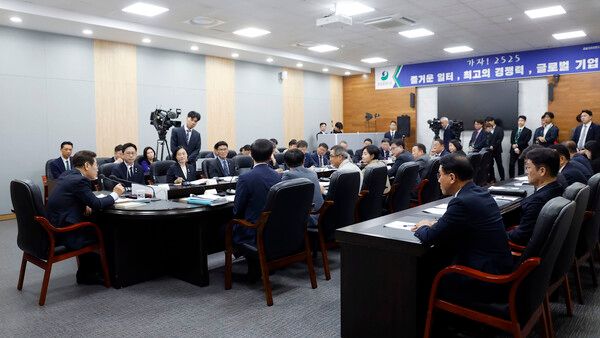 이재명&nbsp;대통령이 3일 경기 안산시 새솔다이아몬드공업에서 K-제조업 기업현장 간담회를 하고 있다. [사진=연합뉴스]