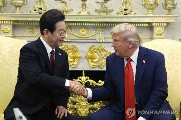 이재명 대통령의 국정수행 지지율이 약 한달 전에 비해 9.4%P 하락한 52.5%로 집계됐다 [사진=연합뉴스]