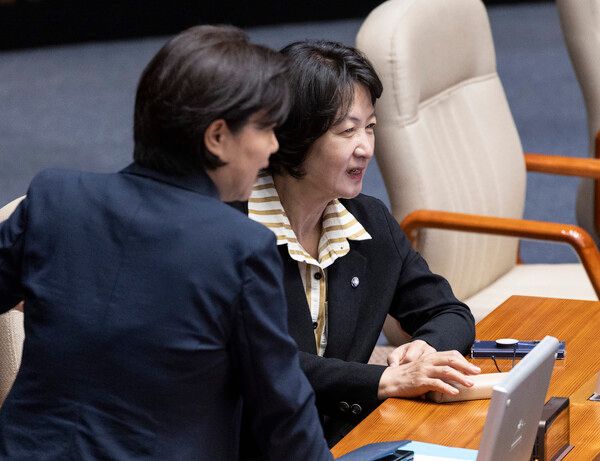 추미애&nbsp;국회 법제사법위원장이 29일 국회 본회의장에서 국회에서의 증언·감정법 개정안에 대한 무제한 토론 중단을 기다리다 더불어민주당 서영교 의원과 대화하고 있다. [사진=연합뉴스]