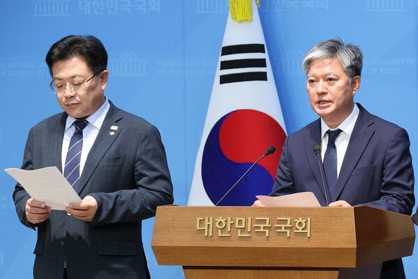 30일 서울 여의도 국회 소통관에서 열린&nbsp;지귀연&nbsp;부장판사의 룸살롱 접대 의혹 사건 관련 기자회견에서 더불어민주당 정의찬 원내대표실 정무실장이&nbsp;지귀연&nbsp;판사 교체와 공수처 수사를 촉구하고 있다. [사진=연합뉴스]
