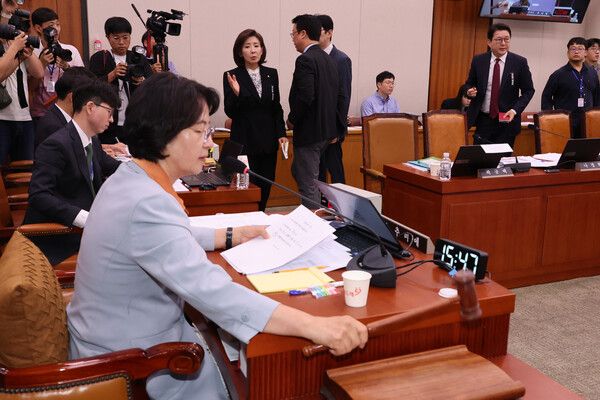 &nbsp;30일 국회 법제사법위원회 전체회의에서 더불어민주당&nbsp;추미애&nbsp;위원장이 대법원에 대한 현장검증 실시계획서 채택의 건을 의결하며 의사봉을 두드리고 있다.&nbsp;이에 반대하는 국민의힘 나경원 의원 등 위원들이 항의하며 회의장을 나가고 있다.[사진=연합뉴스]