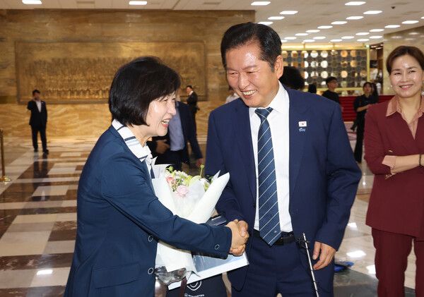 8월 21일 서울 여의도 국회 본회의에서 법제사법위원회 위원장으로 선출된 더불어민주당&nbsp;추미애&nbsp;의원이 본회의장을 나서며&nbsp;정청래&nbsp;대표와 인사를 나누고 있다. [사진=연합뉴스]