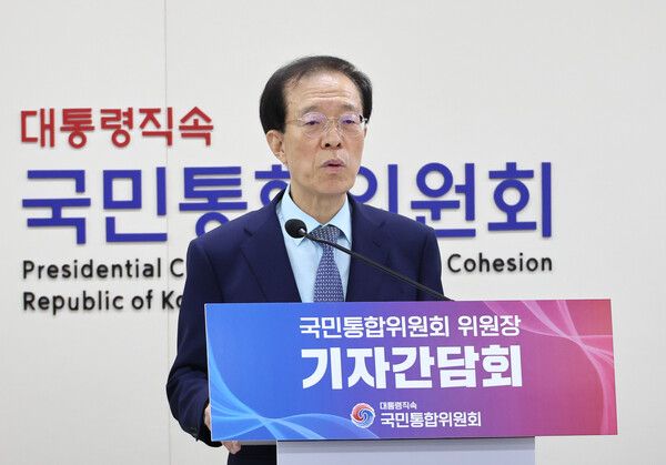 이석연 국민통합위원장이 30일 서울 종로구 정부서울청사 국민통합위원회 대회의실에서 기자간담회를 하고 있다. [사진=연합뉴스]