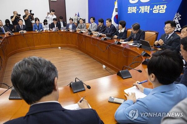 더불어민주당은 30일 국민의힘을 향해 민생경제협의체 재가동과 비쟁점 법안 처리를 위한 본회의 개최를 제안했다. [사진=연합누스]