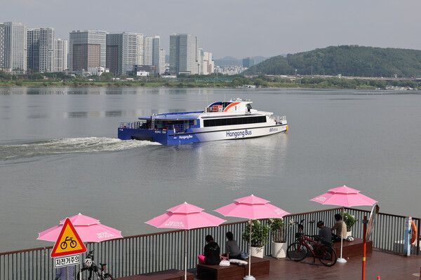 성능 고도화와 안정화를 위한 '무승객 시범운항'에 나선&nbsp;한강버스가 29일 서울 강서구 마곡선착장을 떠나고 있다.지난 18일 정식 운항을 시작한&nbsp;한강버스는 방향타 고장, 선박 전기 계통 이상 등 문제로 인해 오늘부터 한달 동안 운항을 일시 중단했다. [사진=연합뉴스]