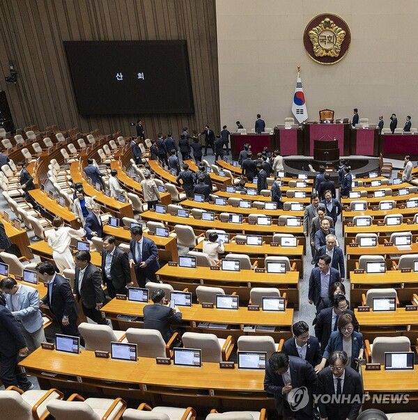 29일 더불어민주당을 중심으로한 의원들이 4박 5일간의 필리버스터(무제한 토론)을 거쳐 5개의 법안 처리를 끝낸 뒤 본회의장을 떠나고 있다. [사진=연합뉴스]