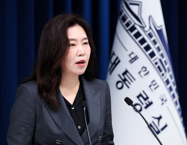 강유정&nbsp;대통령실 대변인이 28일 용산 대통령실에서 이날 오전 이재명 대통령이 주재한 국가정보자원관리원 화재 관련 긴급비상대책회의 브리핑을 하고 있다. [사진=연합뉴스]