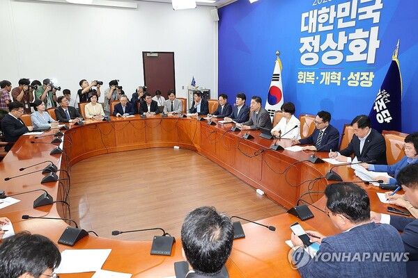 더불어민주당 김병기 원내대표가 4일 국회에서 열린 정책조정회의에서 발언하고 있다. [사진=연합뉴스]