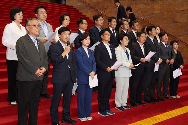 3일 서울 여의도 국회에서 국회 법제사법위원인 이성윤 의원 등 더불어민주당 초선 의원들이 국민의힘&nbsp;나경원&nbsp;의원의 초선 비하발언을 규탄하고 윤리위 제소방침을 밝히는 기자회견을 하고 있다. [사진=연합뉴스]