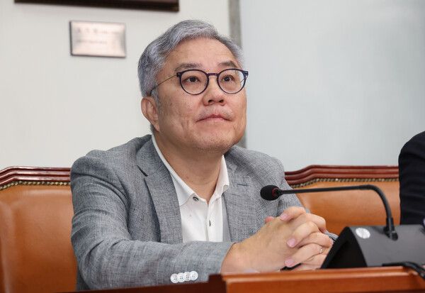 더불어민주당&nbsp;최강욱&nbsp;교육연수원장이 8월 22일 국회에서 열린 최고위원회의에 참석해 있다.&nbsp;조국혁신당 내부에서 벌어진 성비위 사건에 최강욱 더불어민주당 교육연수원장이 부적절한 말을 보태면서 2차 가해 논란이 제기됐다. [사진=연합뉴스]