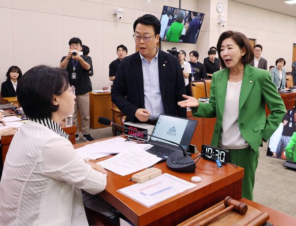&nbsp;2일 서울 여의도 국회에서 열린 법제사법위원회 전체회의에서 국민의힘&nbsp;나경원&nbsp;의원과 곽규택 의원이 추미애 위원장의 회의 진행 방식에 항의하고 있다. [사진=연합뉴스]
