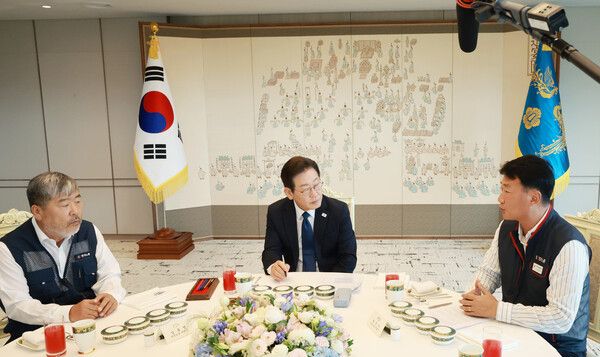 이재명&nbsp;대통령이 4일 서울 용산 대통령실 청사에서 양대노총 위원장과의 오찬 간담회를 하며 김동명 한국노총 위원장, 양경수 민주노총 위원장의 발언을 경청하고 있다. [사진=연합뉴스]