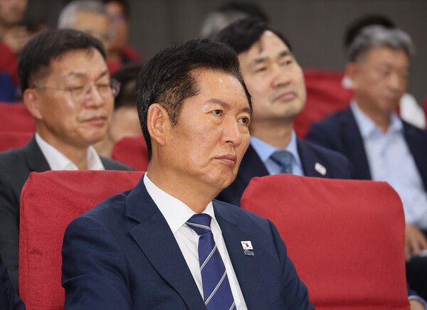 더불어민주당&nbsp;정청래&nbsp;대표가 4일 서울 여의도 국회 의원회관에서 열린 동해안권 물 부족 문제 해결을 위한 정책토론회에 참석해 있다. [사진=연합뉴스]