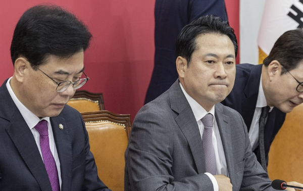 4일 최고위원회의 전 장동혁 당 대표의 모습이다. [사진=연합뉴스]