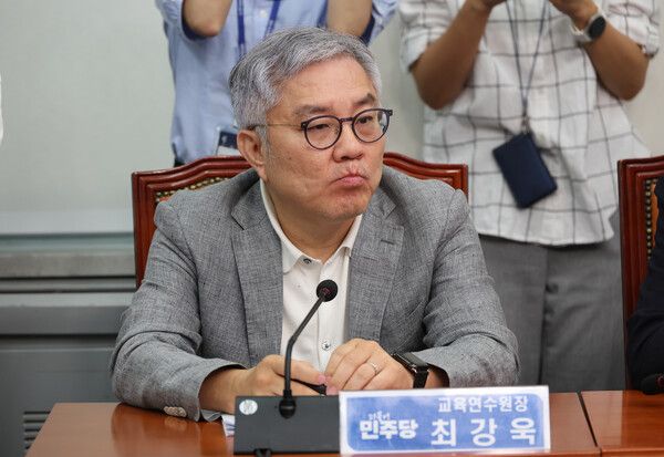 성비위 2차 가해 논란이 불거지자 최강욱 민주당 민주교육연수원장은 4일 오후 페이스북에 글을 올려 