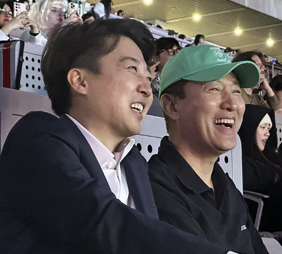 이준석 개혁신당 당패효와 오세훈 서울시장 의원이 서울 스프링페스타 원더쇼를 관람하고 있다. [사진=연합뉴스]