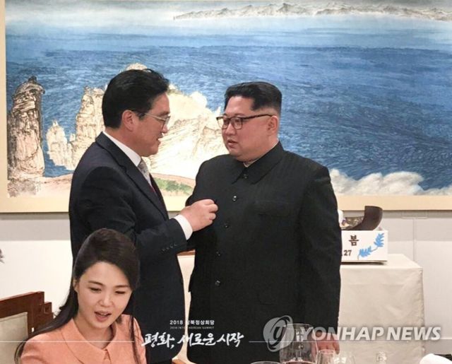 2018년 남북정상회담 당시 청와대 만찬장에서 우원식 국회의장과 김정은 북한 국무위원장이 대화를 나누고 있다. 이번 중국 전승절에서는 우 의장과 김 위원장의 짧은 인사만 오고갔다. [사진=청와대/연합뉴스]