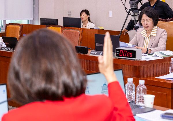 국민의힘 국회 법제사법위원회 간사인 곽규택 의원과 나경원 의원을 비롯한 의원들이 4일 국회에서 열린 법제사법위원회 전체 회의에서 회의 진행을 놓고 추미애 법사위원장에게 항의하고 있다. [사진=연합뉴스]