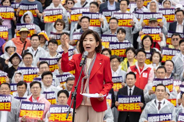 국민의힘&nbsp;나경원&nbsp;의원이 4일 국회 본청 계단에서 열린 야당말살 정치탄압 특검수사 규탄대회에서 민주당을 규탄하는 내용의 연설을 하고 있다. [사진=연합뉴스]