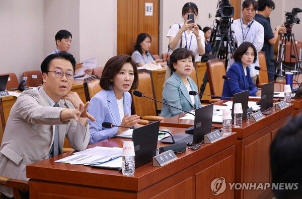 5일 국회에서 열린 법제사법위원회 검찰 개혁 입법청문회에서 국민의힘 간사 곽규택 의원과 나경원 의원이 증인채택 등에 반발하고 있다. [사진=연합뉴스]