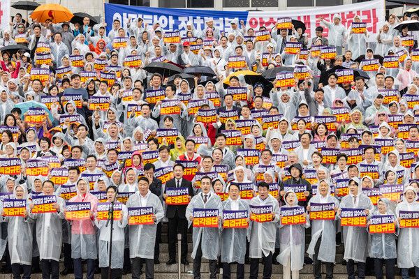 &nbsp;국민의힘&nbsp;장동혁 대표를 비롯한 소속 의원과 당원들이 4일 국회 본청 계단에서 열린 야당말살 정치탄압 특검수사 규탄대회에 참석해 구호를 외치고 있다. [사진=연합뉴스]