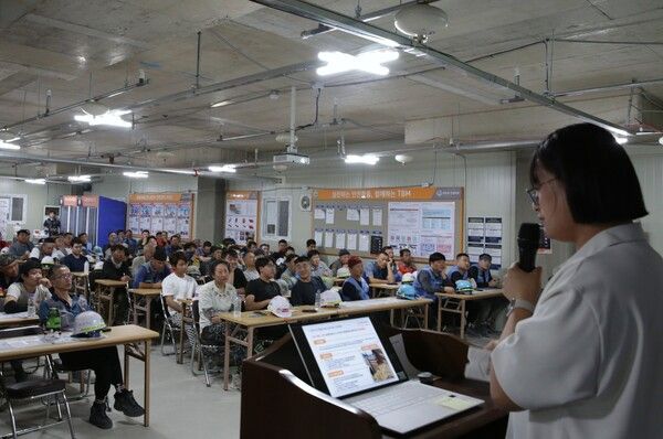 외국인 근로자들이 외국인 안전문화 지도사의 강의를 경청하고 있다 [사진=한화 건설부문]