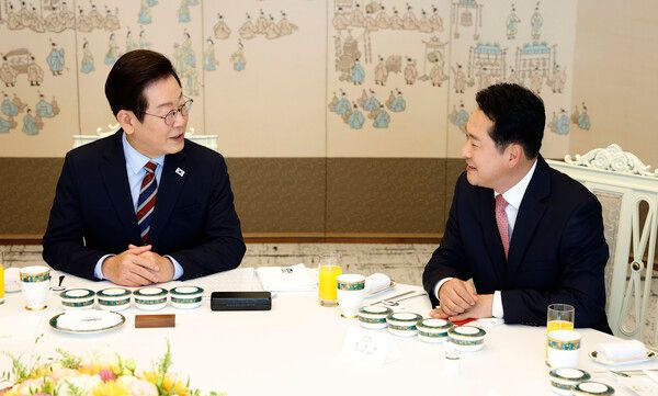 이재명&nbsp;대통령이 8일 용산 대통령실에서 열린 여야 지도부 오찬 회동에서 국민의힘 장동혁 대표와 대화하고 있다. [사진=연합뉴스]