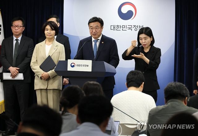 윤호중 행정안전부 장관과 더불어민주당 한정애 정책위의장이 7일 서울 종로구 정부서울청사에서 제3차 고위당정협의회 결과 및 정부조직 개편 방안에 대해 발표하고 있다. 2025.9.7 [사진=연합뉴스]