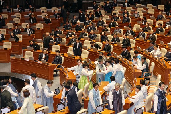 1일 서울 여의도 국회에서 열린&nbsp;정기국회&nbsp;개회식에서 한복과 상복을 입은 여야 의원들의 모습이 대조적이다. [사진=연합뉴스]