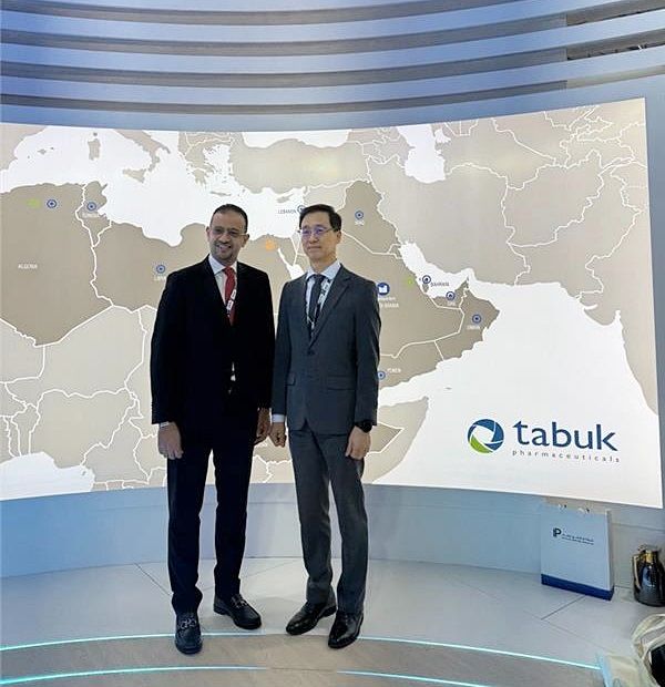 한미약품 박재현 대표이사와 타북 이스마일 쉐하다 CEO [사진=한미약품]