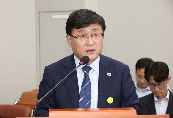 &nbsp;8일 서울 여의도 국회에서 열린 기후위기특별위원회 전체회의에서&nbsp;김성환&nbsp;환경부 장관이 업무보고를 하고 있다. [사진=연합뉴스]