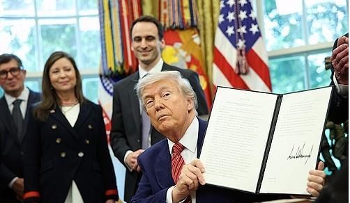 지난 5월 '원전 확대' 행정명령 서명한 트럼프 대통령 [사진=EPA/연합뉴스]