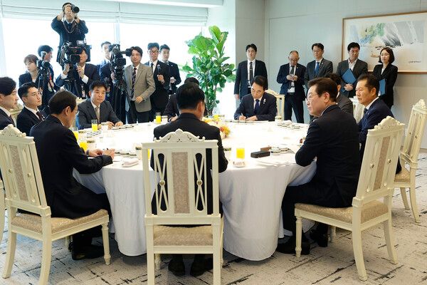 이재명&nbsp;대통령이 8일 용산 대통령실에서 여야 지도부 오찬 회동을 하고 있다. [사진=연합뉴스]