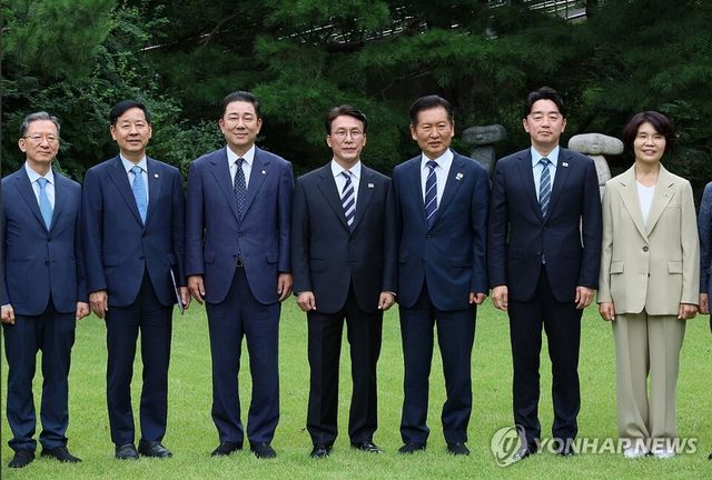  7일 서울 종로구 총리공관에서 열린 고위당정협의회에서 정부여당의 정부조직법 개편안을 확정지었다.&nbsp;왼쪽부터&nbsp;정성호 법무부 장관, 구윤철 부총리 겸 기획재정부 장관, 더불어민주당 김병기 원내대표, 김 총리, 더불어민주당 정청래 대표, 강훈식 대통령 비서실장, 더불어민주당 한정애 정책위의장. 2025.9.7 [사진=연합뉴스]