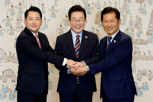 이재명&nbsp;대통령이 8일 용산 대통령실에서 여야 지도부 오찬 회동에 참석한 더불어민주당 정청래 대표, 국민의힘 장동혁 대표와 기념촬영을 하고 있다. [사진=연합뉴스]