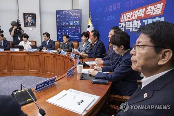 더불어민주당 정청래 대표가 8일 국회에서 열린 최고위원회에서 전날 열린 당정대 고위급 협의에서 결정에 따라 9월 국회에서 신속히 처리할 정부 조직법 신속 처리와 관련한 발언을 하고 있다. [사진=연합뉴스]