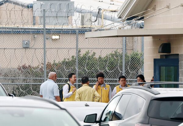 &nbsp;8일(현지시간) 미국 당국의 이민단속으로 체포된 현대차-LG엔솔 배터리공장 건설 현장 직원들이 수감돼 있는 조지아주 포크스턴의 이민세관단속국(ICE)&nbsp;구금시설 앞에서 대사관 관계자들이 교섭을 마친 후 이동하고 있다. [사진=연합뉴스]