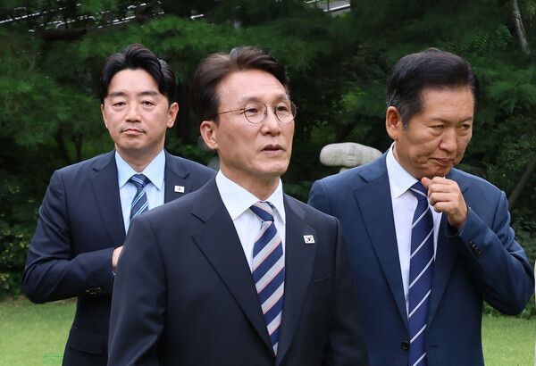 김민석 국무총리가 7일 서울 종로구 총리공관에서 열린&nbsp;고위당정협의회에서 기념촬영을 마친 뒤 더불어민주당 정청래 대표, 강훈식 대통령 비서실장과 회의장으로 향하고 있다. [사진=연합뉴스]