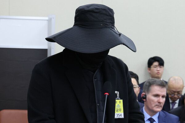 31일 국회 과학기술정보방송통신위원회에서 열린&nbsp;쿠팡&nbsp;침해사고 및 개인정보 유출, 불공정 거래, 노동환경 실태 파악과 재발 방지 대책 마련을 위한 청문회에서 얼굴을 가린 소상공인 참고인이&nbsp;쿠팡의 불법 행위와 횡포에 대해 진술하고 있다. [사진=연합뉴스]