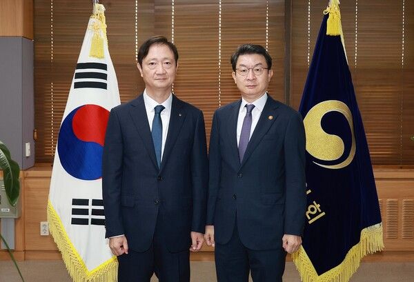 [사진=이억원&nbsp;금융위원장(오른쪽)과&nbsp;이찬진&nbsp;금융감독원장. (연합뉴스 제공)]