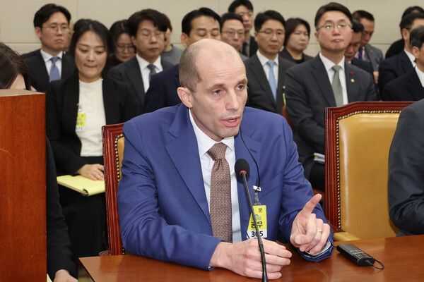 해롤드 로저스&nbsp;쿠팡&nbsp;임시대표가 31일 국회 과학기술정보방송통신위원회에서 열린&nbsp;쿠팡&nbsp;침해사고 및 개인정보 유출, 불공정 거래, 노동환경 실태 파악과 재발 방지 대책 마련을 위한 청문회에서 전날 답변 태도에 대해 지적하며 사과를 요구하자 항변하고 있다. [사진=연합뉴스]