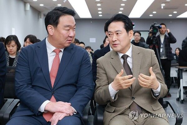 국민의힘 장동혁 대표가 31일 서울 여의도 국민의힘 중앙당사에서 열린 사무처 당직자 종무식에 참석해&nbsp;정희용&nbsp;사무총장과 대화하고 있다. [사진=연합뉴스]