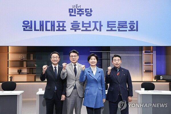 더불어민주당 원내대표 보궐선거에 출마한 한병도·진성준·백혜련·박정 후보(왼쪽부터)가 8일 서울 마포구 상암동 JTBC에서 열린 원내대표 후보자 토론회 시작에 앞서 기념 촬영하고 있다.