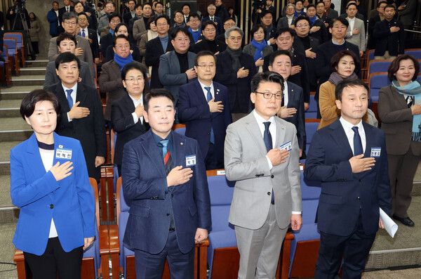 더불어민주당 원내대표와 최고위원 보궐선거에 출마한 후보 등이 11일 국회에서 열린 제2기 원내대표 선출을 위한 의원총회에서 국민의례를 하고 있다. [사진=연합뉴스]