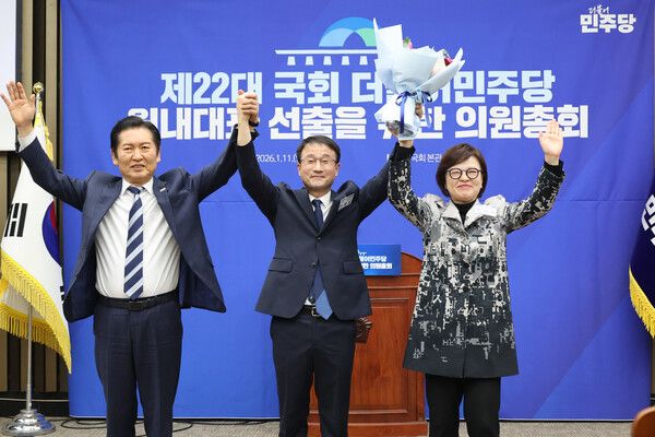 11일 국회에서 열린 제2기&nbsp;원내대표&nbsp;선출을 위한 의원총회에서 신임&nbsp;원내대표로 당선된 한병도 의원이 정청래 대표로부터 꽃다발을 받고 기념촬영을 하고 있다. [사진=연합뉴스]