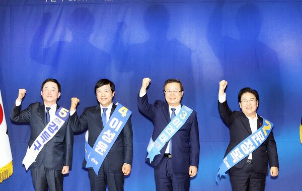 11일 국회 의원회관에서 열린 더불어민주당&nbsp;최고위원 보궐선거 후보자 합동연설회에서 문정복(오른쪽부터), 이건태, 이성윤, 강득구(이상 기호순) 후보가 손을 들어 인사하고 있다.&nbsp;