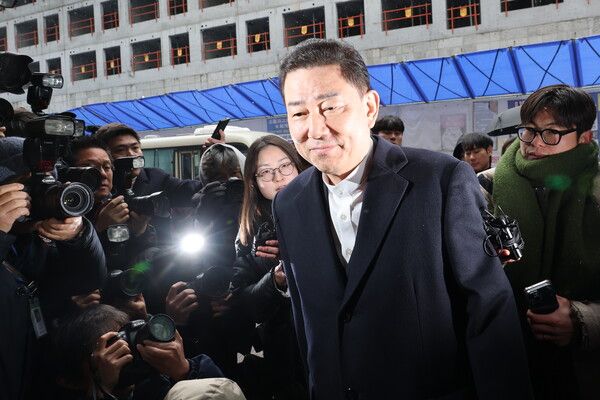 공천헌금 수수 등 각종 비위 의혹을 받는 더불어민주당&nbsp;김병기&nbsp;의원이 12일 서울 여의도 중앙당사에서 열린 윤리위원회에 출석하고 있다. [사진=연합뉴스]