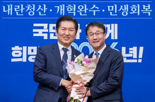 더불어민주당&nbsp;정청래&nbsp;대표(왼쪽)가 12일 국회에서 열린 최고위원회의에서 신임 한병도 원내대표에게 꽃다발을 전달하고 있다. [사진=연합뉴스]