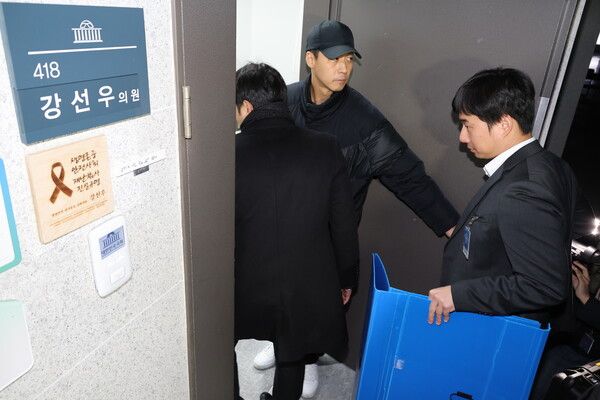 '공천헌금 의혹'에 연루된 강선우 무소속 의원과 관련해 경찰이 첫 강제수사에 착수한 11일 국회 의원회관 내 강 의원 사무실에 경찰 관계자들이 들어서고 있다. [사진=연합뉴스]