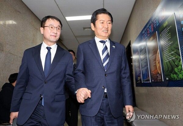 민주당 정청래 대표와 한병도 신임 원내대표가 11일 국회에서 열린 제2기 원내대표 선출을 위한 의원총회를 마친 뒤 비공개 최고위원회의에 참석하기 위해 손을 맞잡고 이동하고 있다 [사진=연합뉴스]